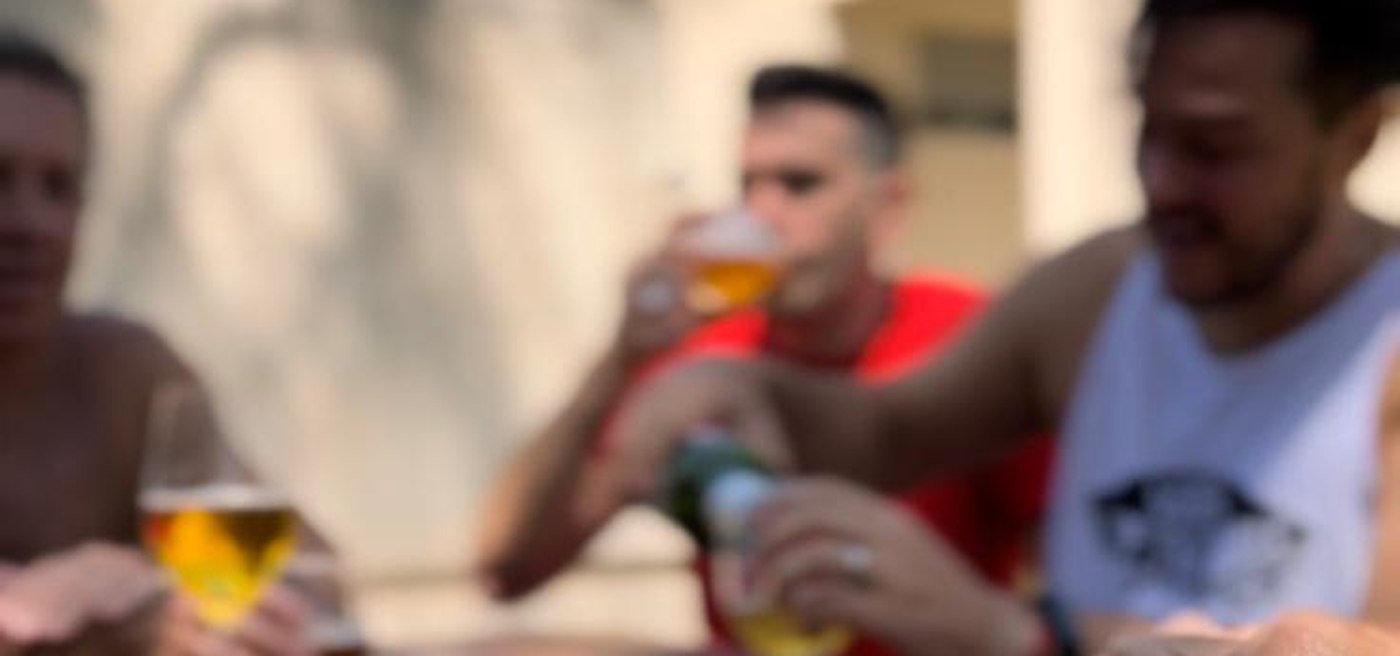 Amigos compartiendo empanadas y una cerveza